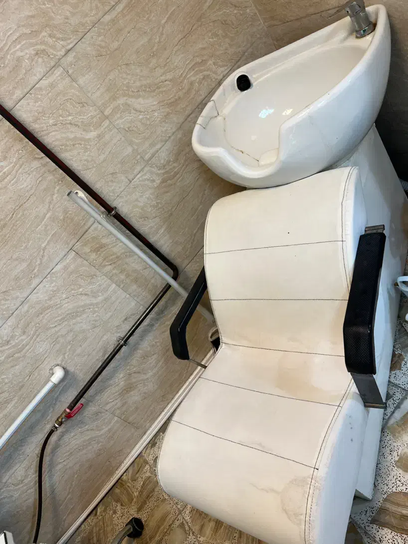 وسایل ارایشگاهی (سرشور،اینه و کنسول،صندلی اصلاح)|آرایشگاه و سالن‌های زیبایی|رشت, پیرکلاچای|دیوار