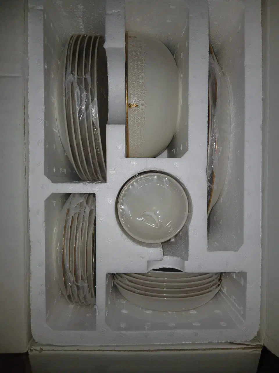 ظروف چینی غذا خوری طرح جهانی سلطنتی ۳۶ نفره|ظروف سرو و پذیرایی|کاشان, امیرکبیر|دیوار