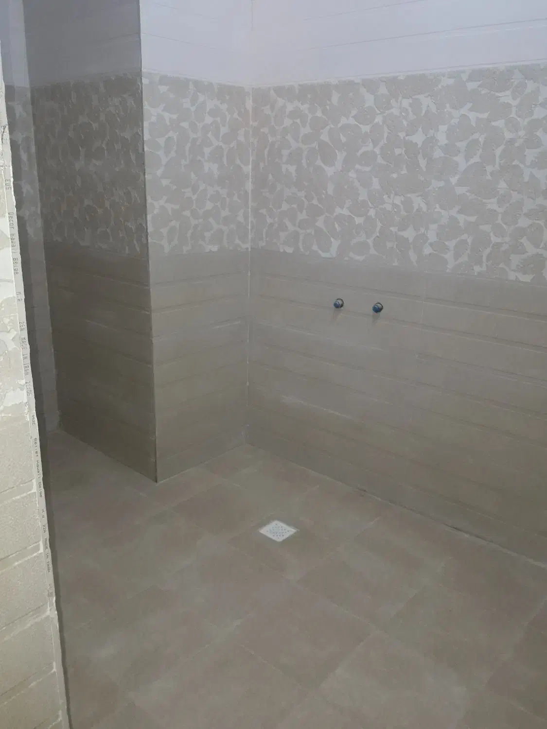 کاشیکاری و سرامیک کاری کفوبدنه چسبی|خدمات پیشه و مهارت|صدرا-فارس, فاز ۱|دیوار