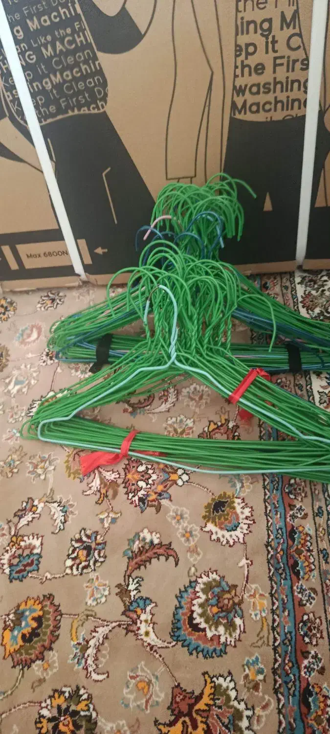 چوب رختی سبز رنگ1500 چوب رختی مشکی 3500|بندرخت و رخت‌آویز|پرند, فاز ۴|دیوار