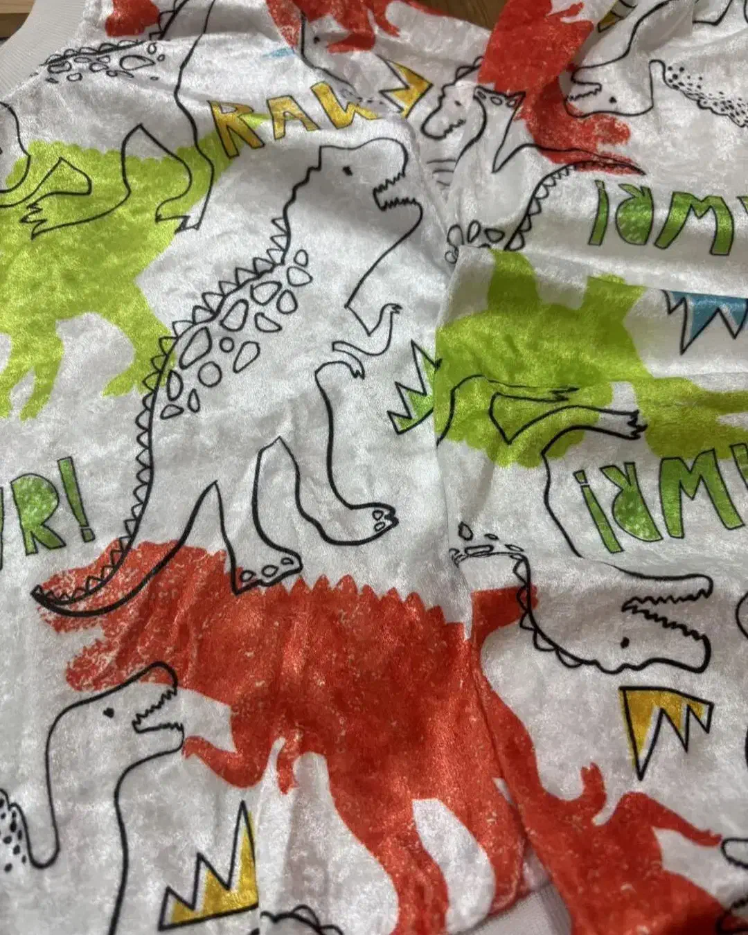 لباس مخمل بچگانه|کفش و لباس بچه|درمیان, |دیوار