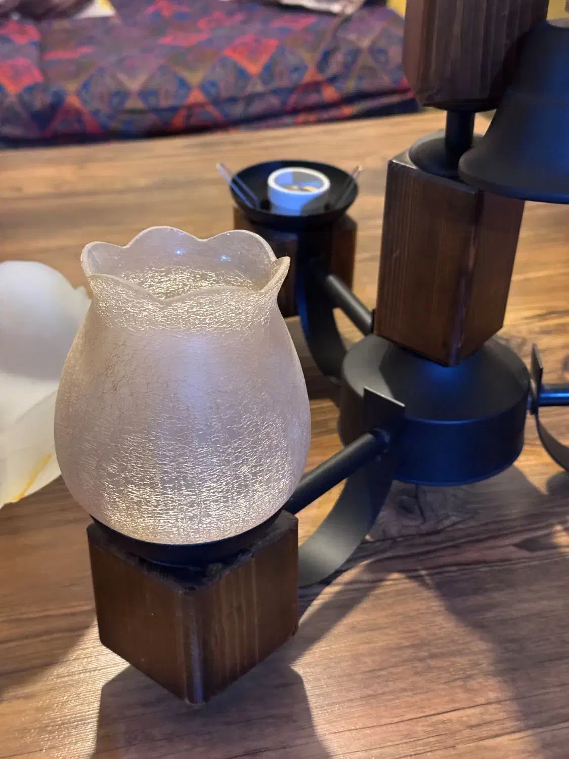 لوستر چوبی فلزی سه شاخه کاملا سالم وچندعدد حباب|لوستر و چراغ آویز|زنجان, |دیوار