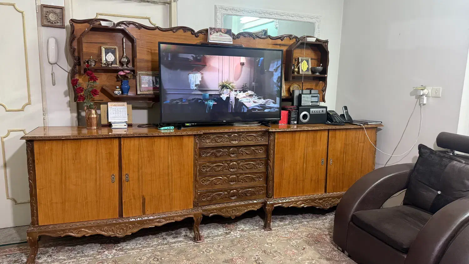 فروش میز تلویزیون تمام چوب گردو عتیقه و انتیک|میز تلویزیون|دماوند, گیلاوند|دیوار