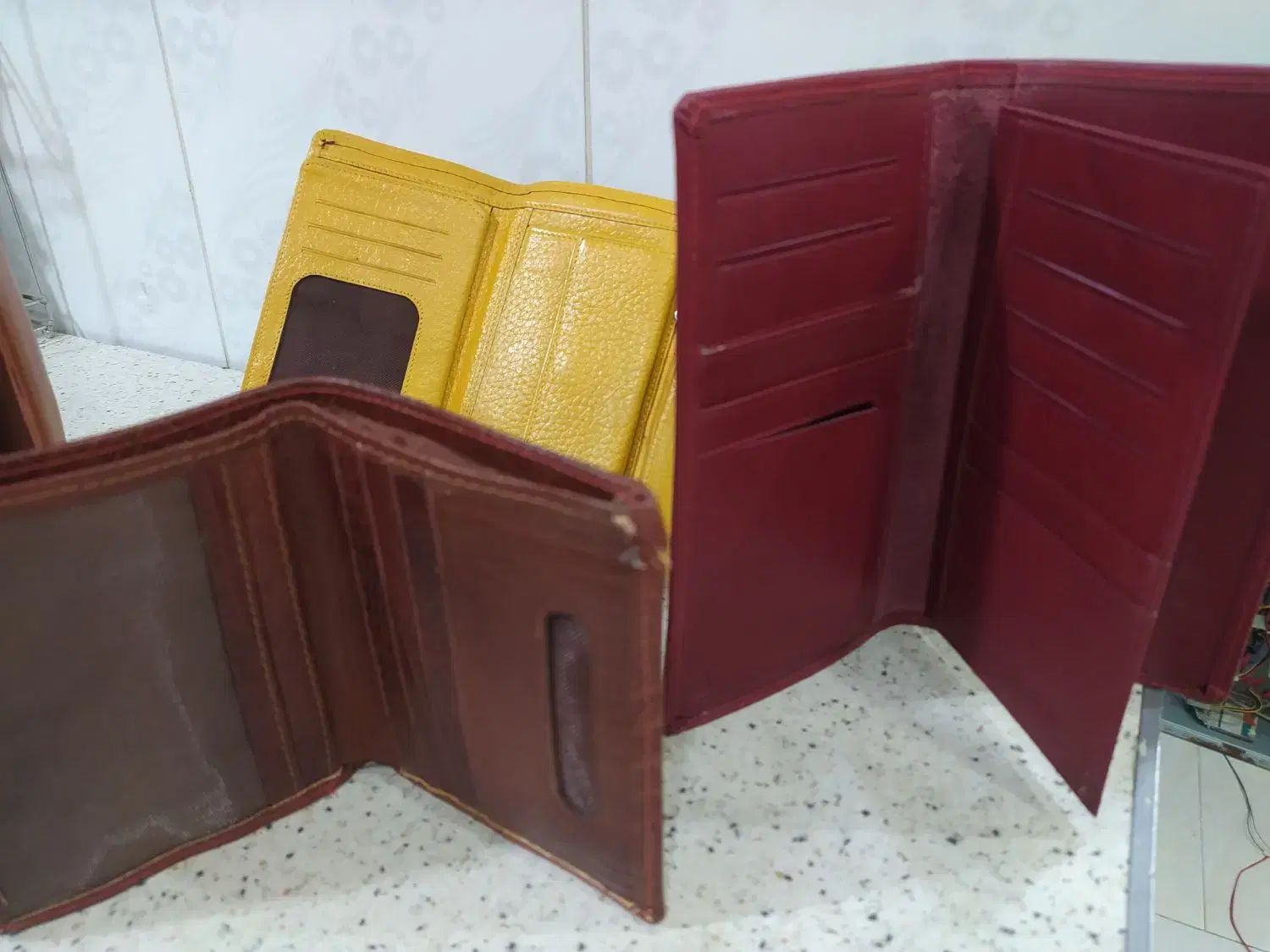 کیف چرمی|کیف، کفش، کمربند|پرند, فاز ۶|دیوار