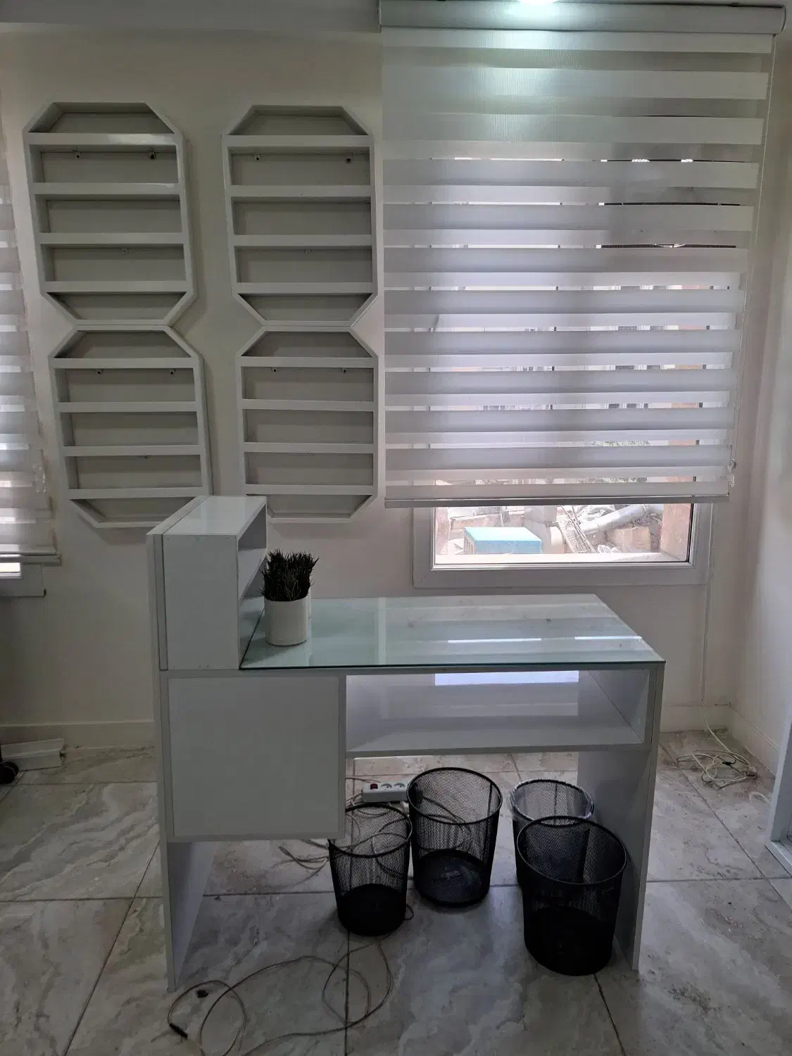 میز ناخن و استند لاک کاملا نو|آرایشگاه و سالنهای زیبایی|محمدشهر, محمدشهر|دیوار