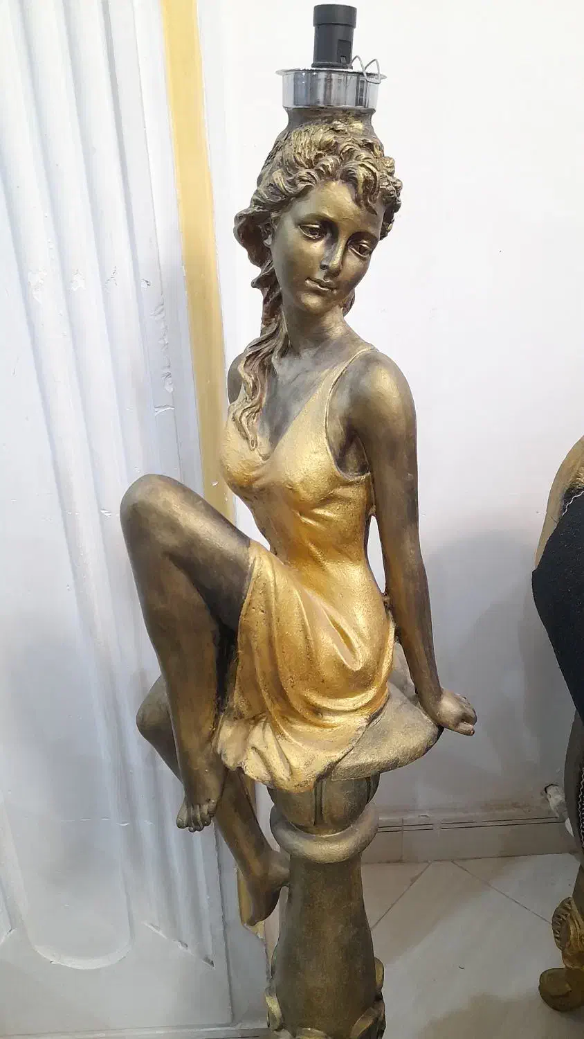 مجسمه آباژور بانو|چراغ خواب و آباژور|شهریار, شهریار|دیوار