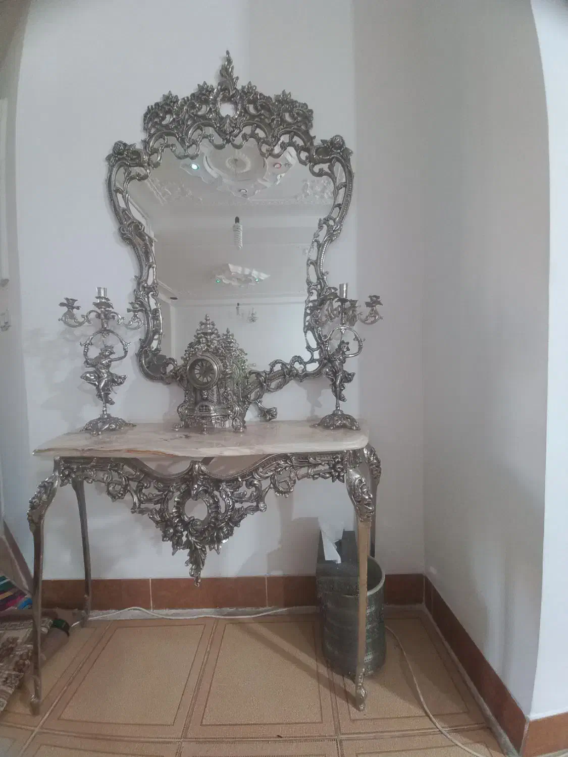 اینه  و ساعت و شمعدانی برنزی|بوفه، ویترین، کنسول|میانه, |دیوار