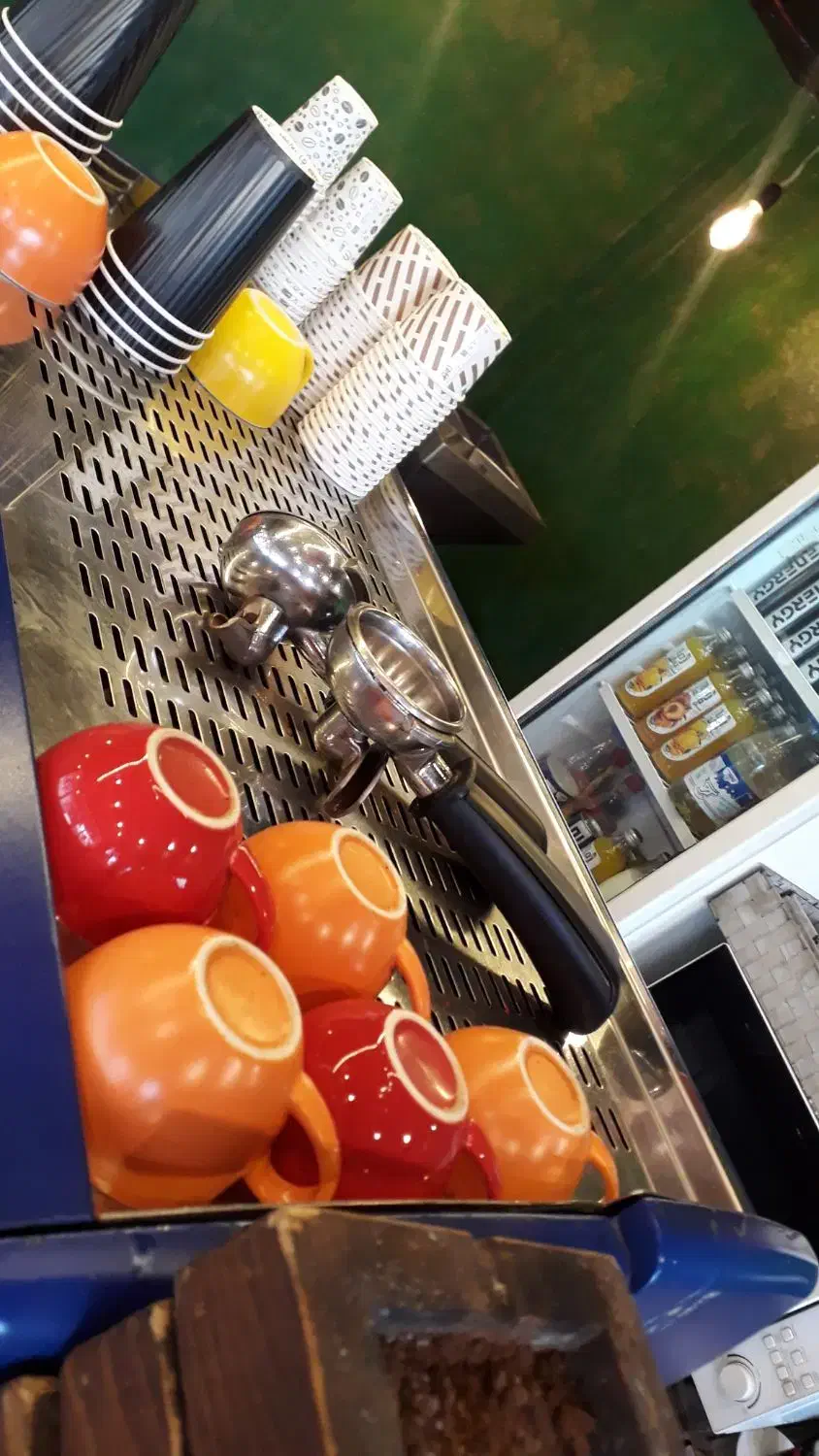 به یک نفر خانم علاقه مند به کار کافه نیازمندیم|استخدام خدمات فروشگاه و رستوران|اسلامشهر, باغ فیض|دیوار