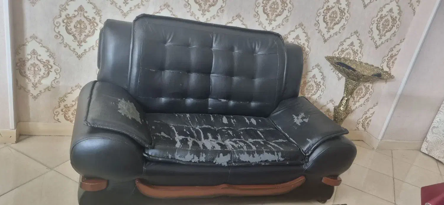 مبل چرم ترک فقط نشیمنش نیاز ب تعمیر داره|مبلمان خانگی و میز عسلی|تهران, شهرک بعثت|دیوار