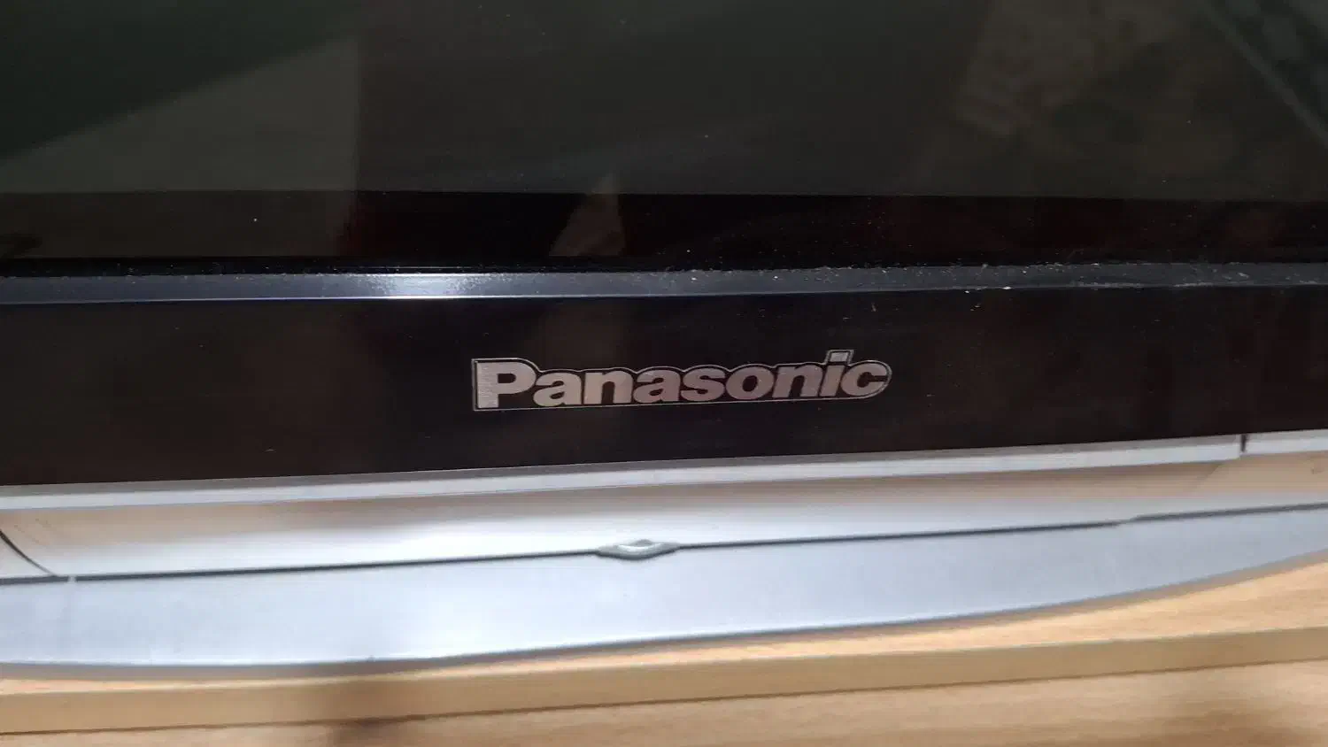 تلویزیون پاناسونیک در حد نو به همراه میز تلویزیون.|تلویزیون و پروژکتور|شیراز, شیخ علی چوپان|دیوار