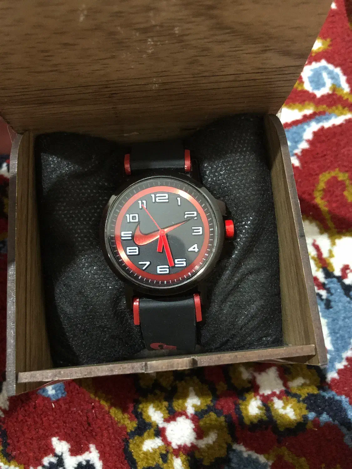 ساعت نایک|ساعت|ری, علایین|دیوار