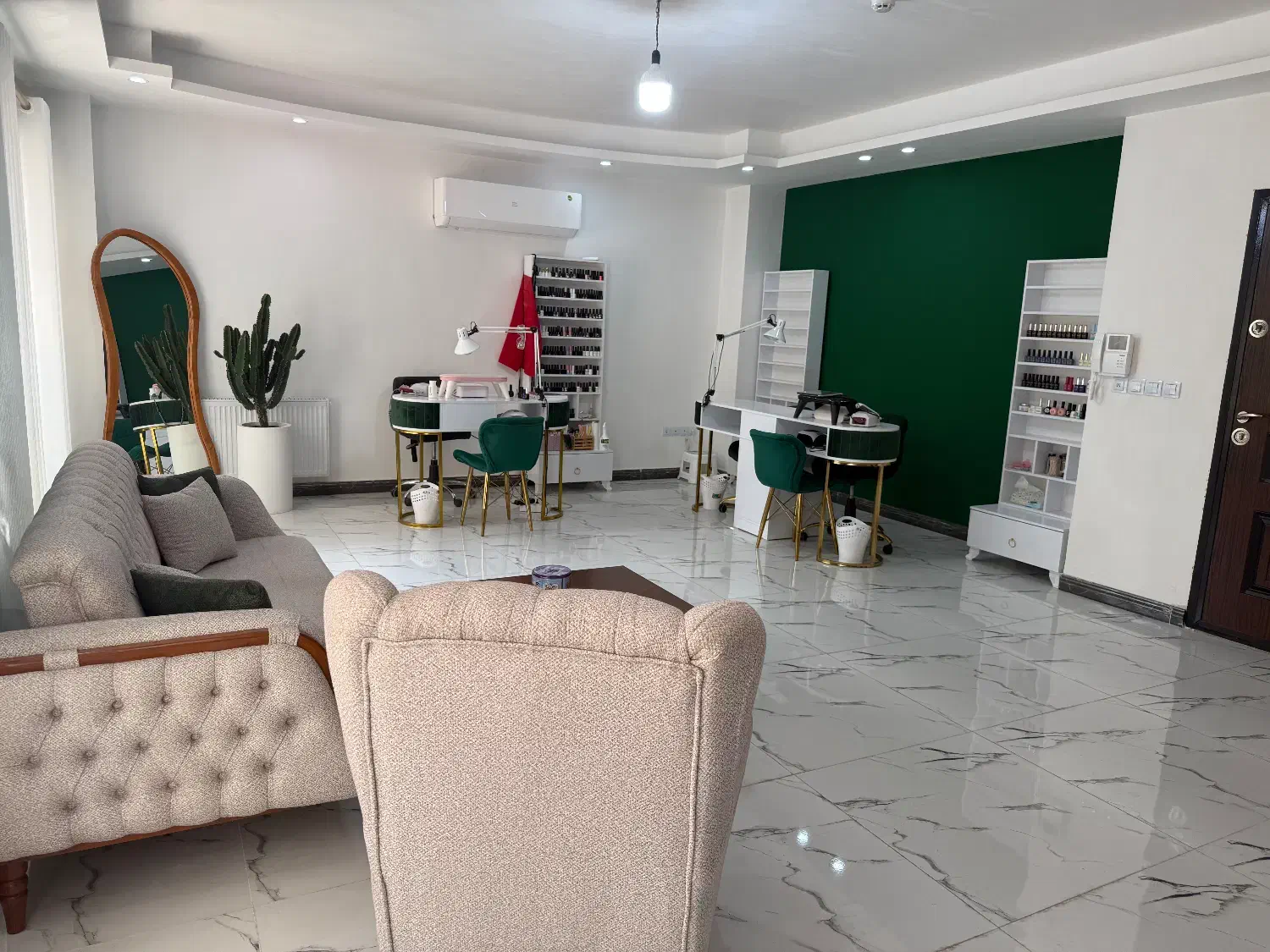 اجاره میز ناخن، میکاپ، رنگ و لایت، فیشیال|استخدام درمانی، زیبایی، بهداشتی|رشت, سعدی (تختی)|دیوار