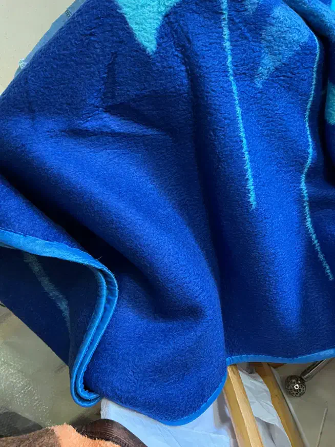 تعدادی پتو و رختخواب|رختخواب، بالش، پتو|بهشهر, |دیوار