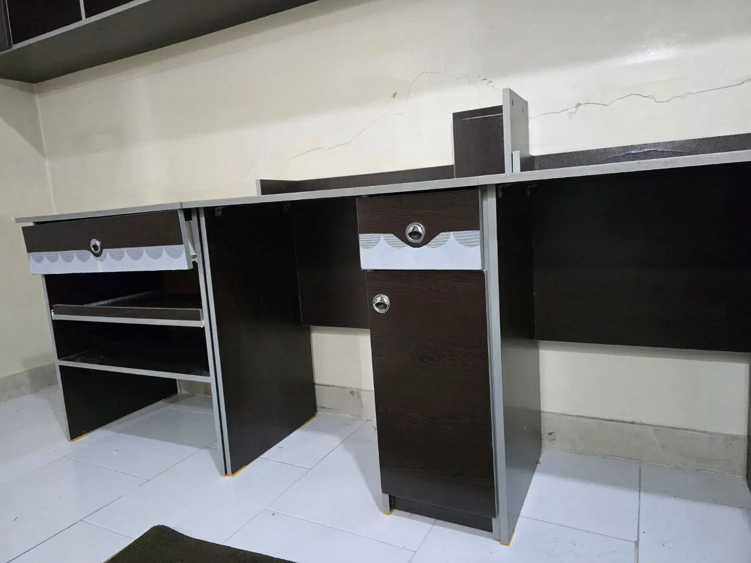 میز تحریر و میزتلویزیون و کتابخونه و قفسه ست|کتابخانه، شلف، قفسه‌های دیواری|اندیشه, اندیشه فاز ۱|دیوار