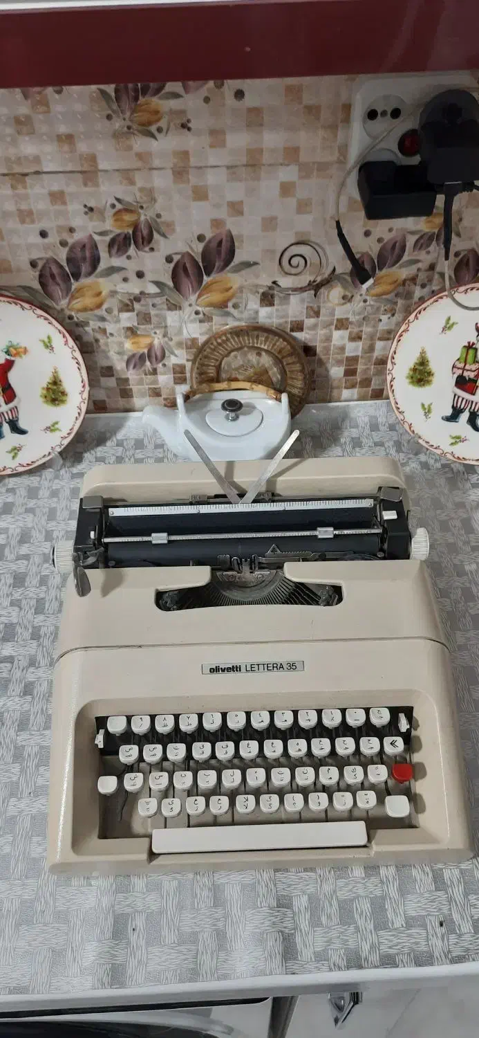 ماشین تایپ فارسی فلزی olivetti اسپانیایی|لوازم التحریر|مشکین‌دشت, |دیوار