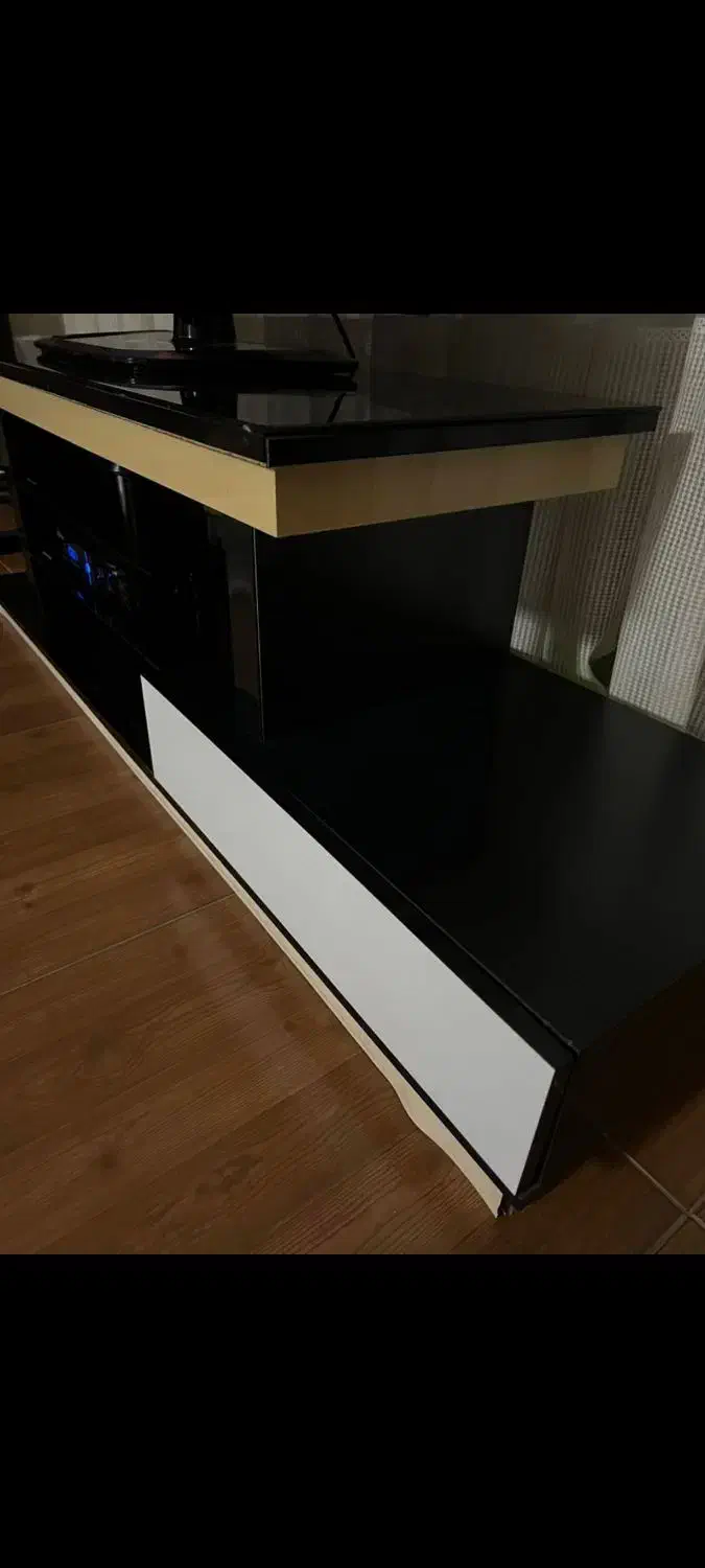 میز تلویزیون ، زیرتلویزیونی|میز تلویزیون|قیروکارزین, |دیوار