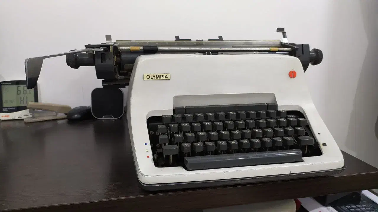 ماشین تایپ|کلکسیون اشیاء عتیقه|قم, آزادگان|دیوار