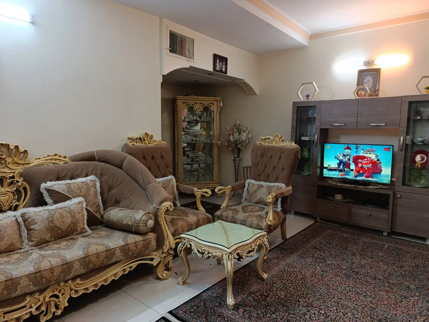 مبلمان7نفره چوب گردوتعویض بادوتخته فرش ۱۲متری|مبلمان خانگی و میز عسلی|تهران, مینای جنوبی|دیوار