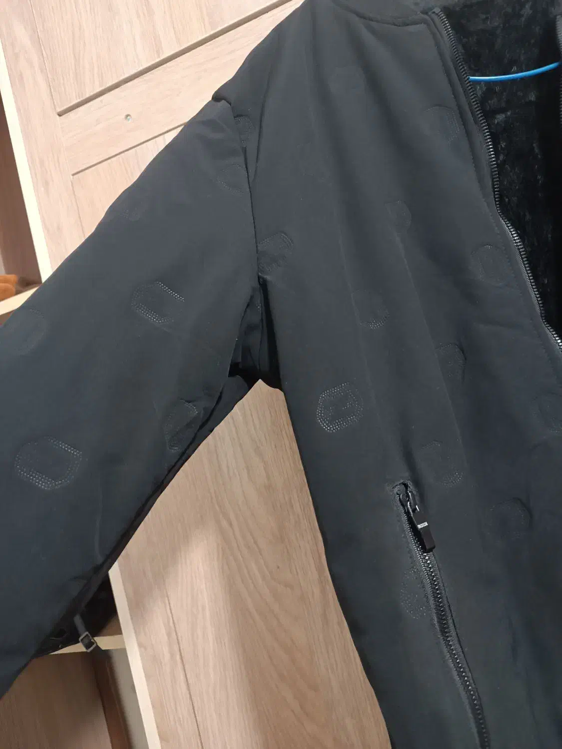 کاپشن|لباس|مشهد, مقدم|دیوار