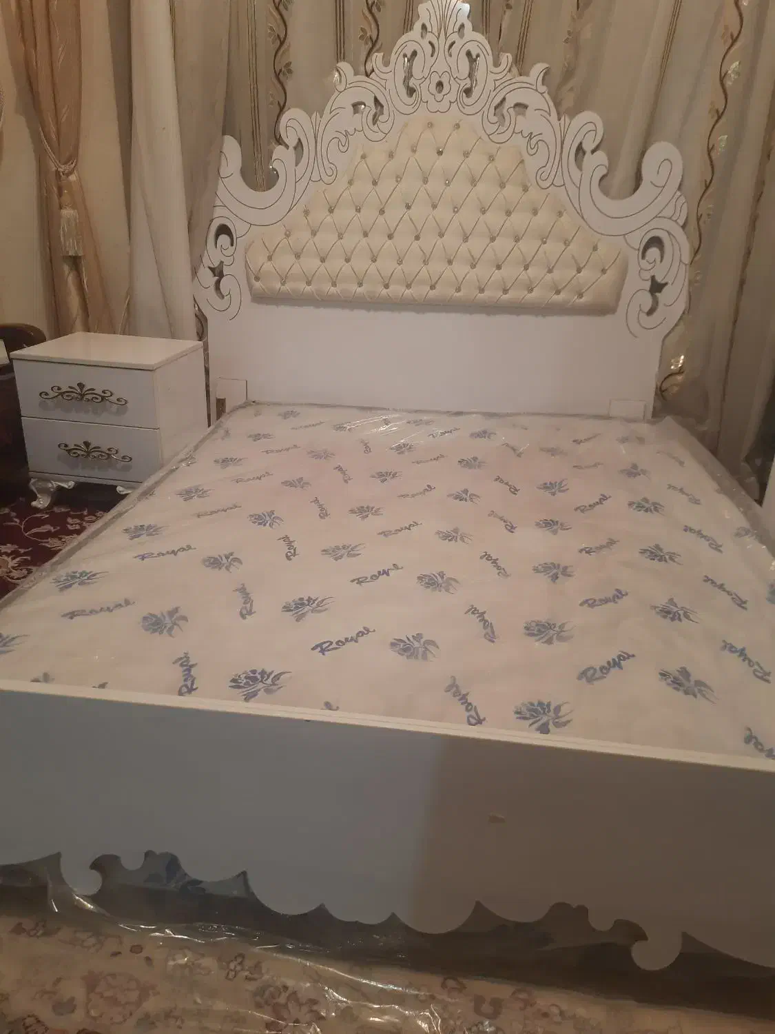 تخت خواب و تشک رویال و میز عسلی در حد نو|تخت و سرویس خواب|پیر بکران, |دیوار