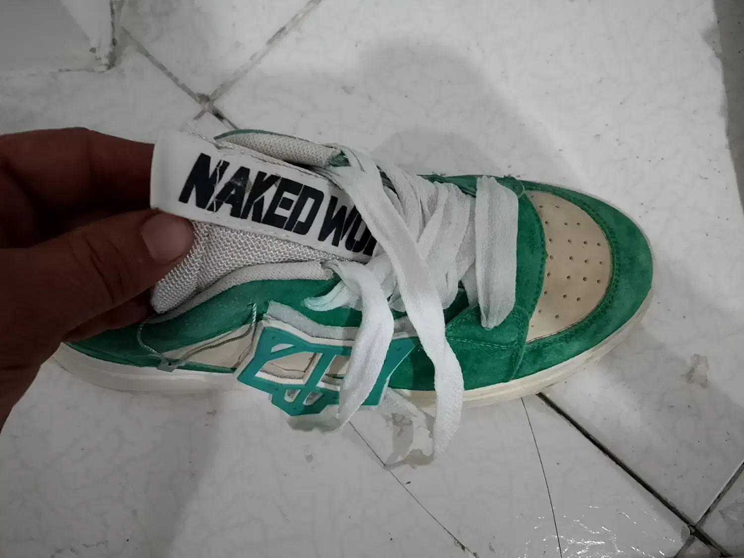 کفش|کیف، کفش، کمربند|رودهن, |دیوار