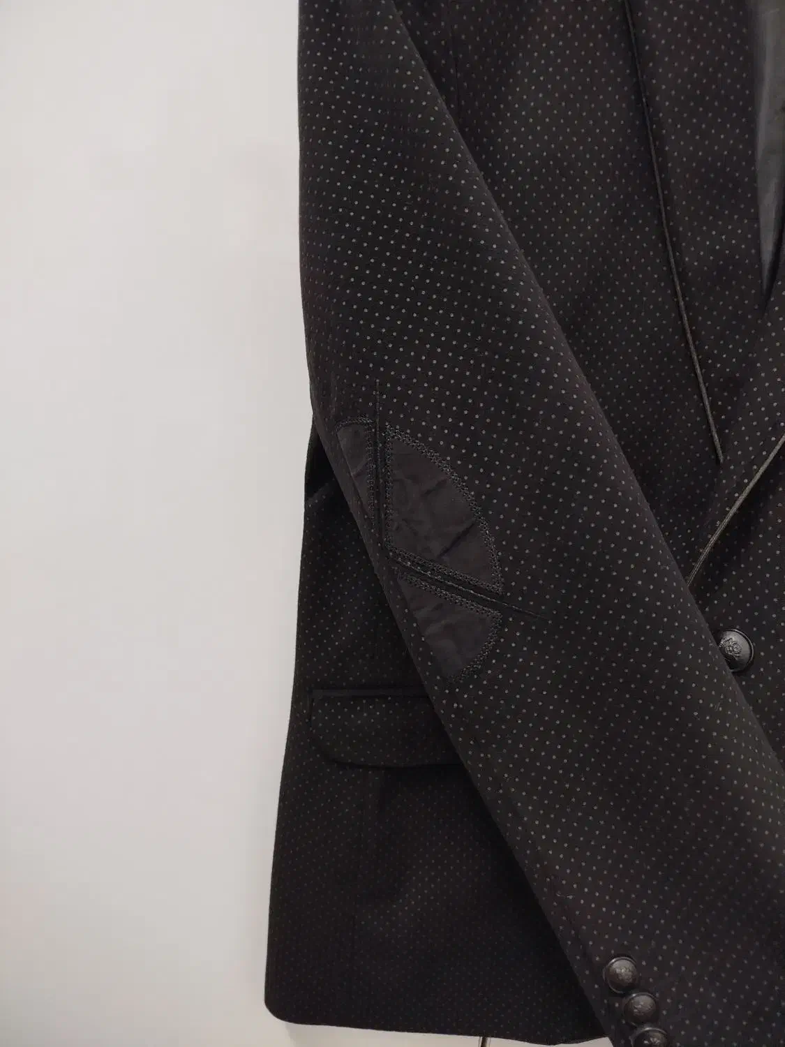 کت مردانه|لباس|قم, چهل درخت‎|دیوار