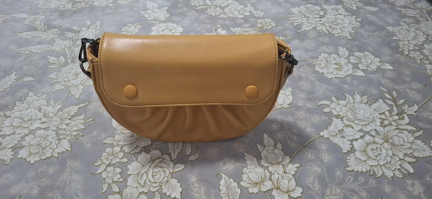 کیف در حد نو|کیف، کفش، کمربند|تربت‌حیدریه, داروپخش|دیوار