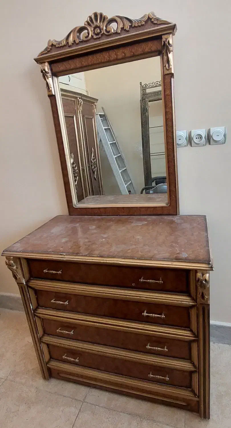 تخت،کمد،میزآرایش،دو عدد میز عسلی،جاکفشی و جالباسی|تخت و سرویس خواب|قم, باجک سه|دیوار