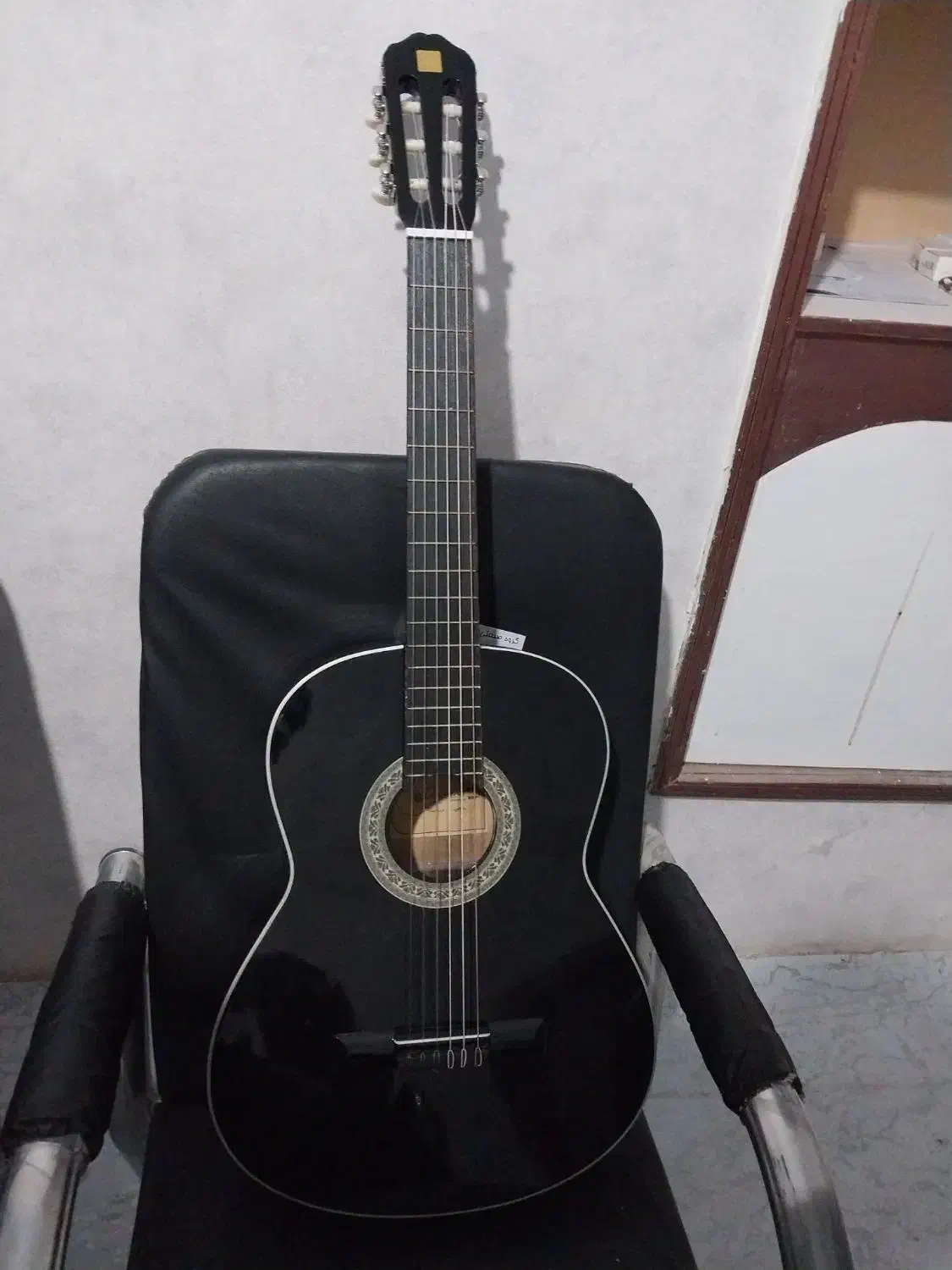 گیتار کلاسیک|گیتار، بیس، امپلیفایر|بجنورد, |دیوار