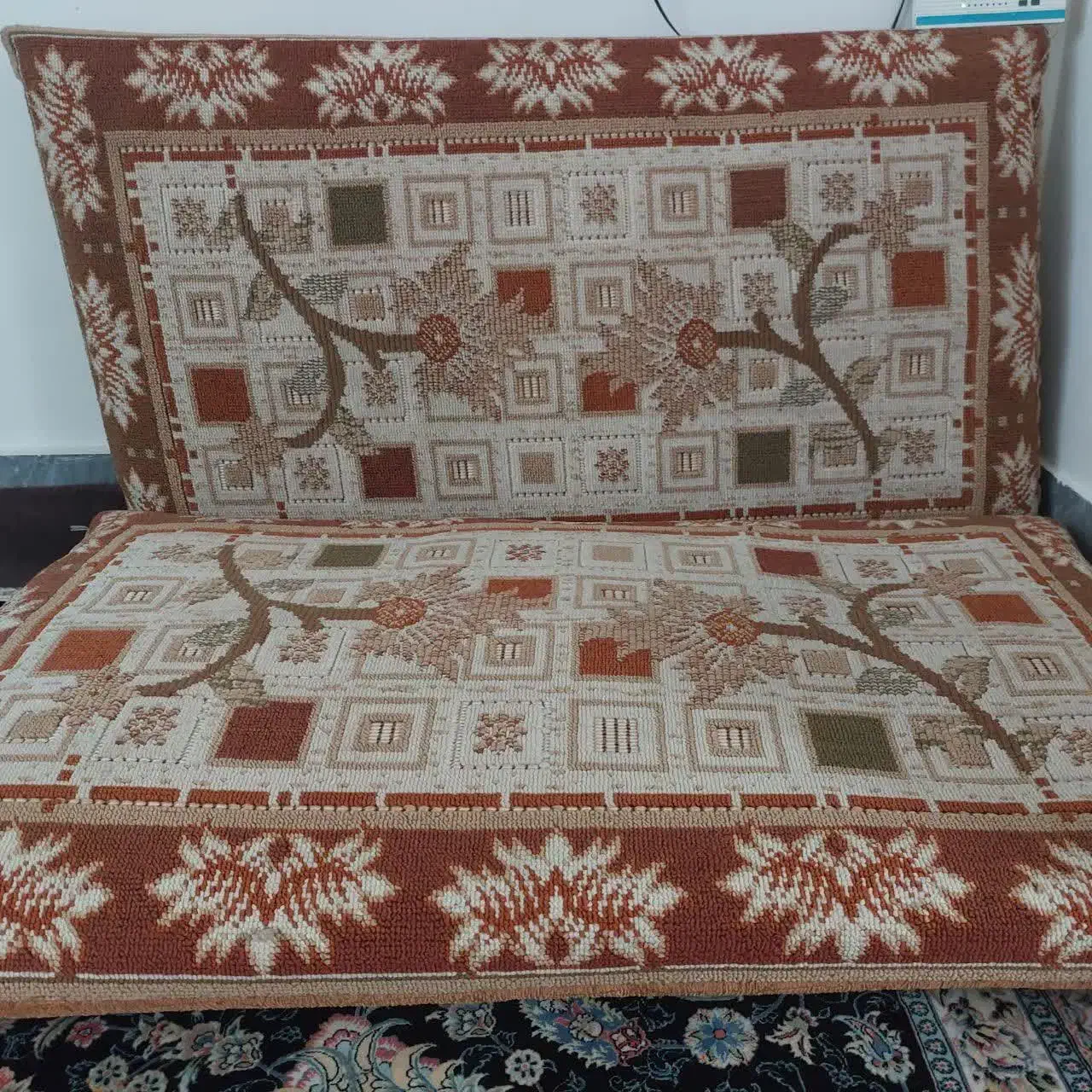 چهار جفت پشتی|پشتی|اقبالیه, |دیوار