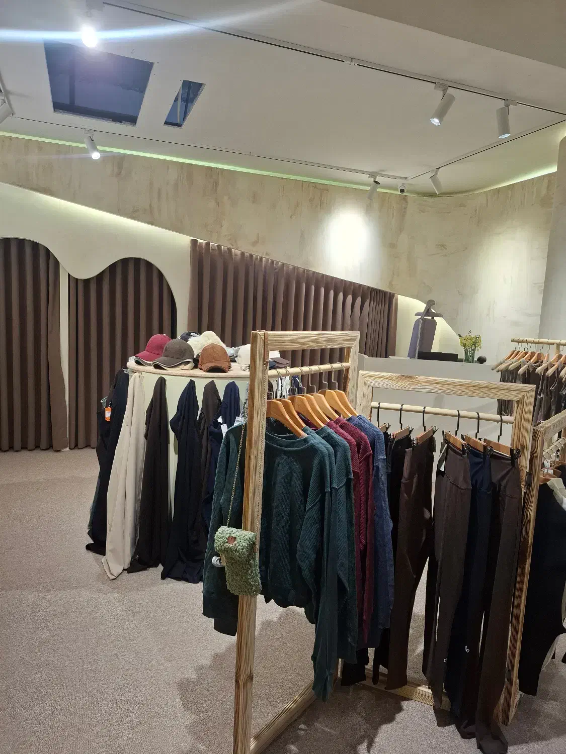 تجربه کار در بوتیک زنانه با فضایی آرام و زیبا|استخدام بازاریابی و فروش|تنکابن, |دیوار