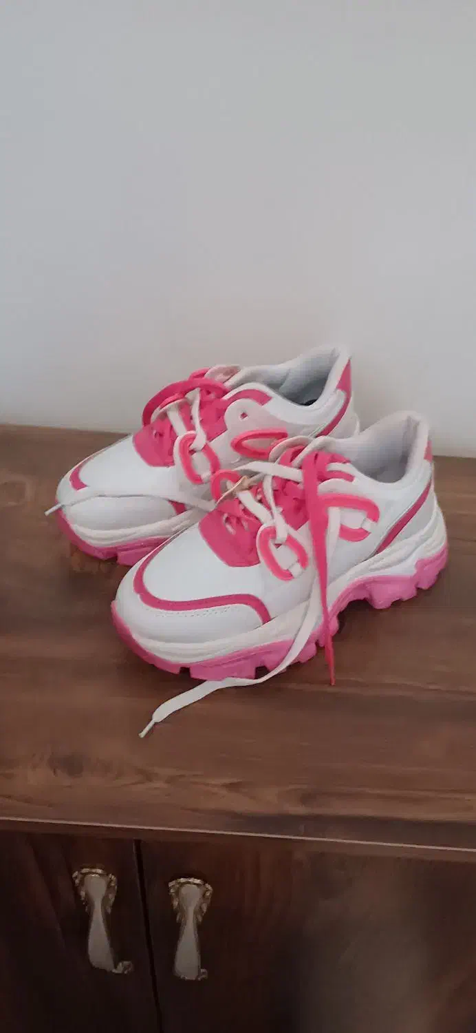 کفش|کیف، کفش، کمربند|میانه, |دیوار