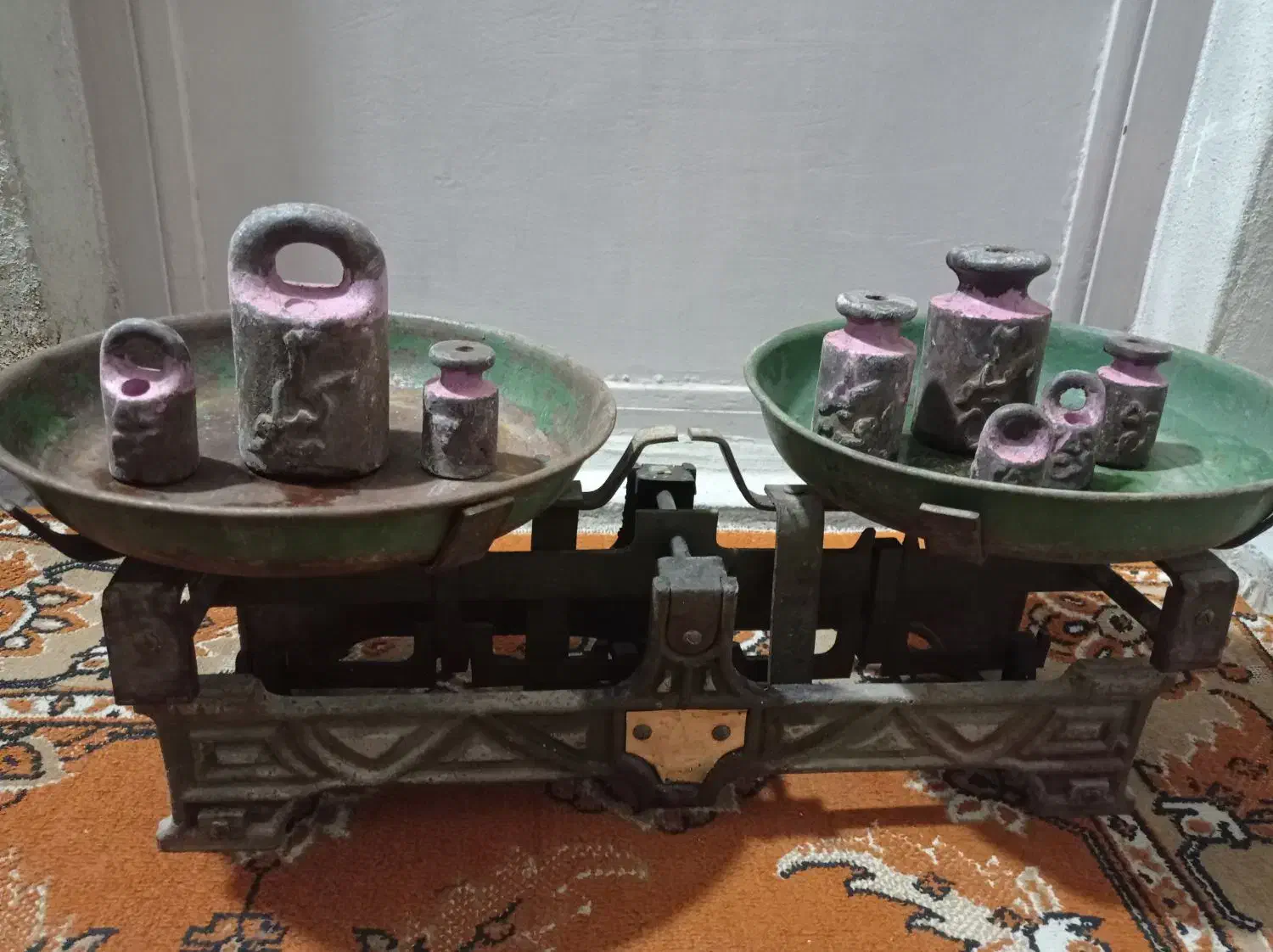 ترازوسنگی قدیمی|کلکسیون اشیاء عتیقه|اندیمشک, |دیوار