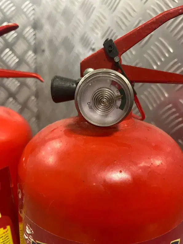 کپسول آتش نشانی|ابزارآلات|پرند, فاز ۳|دیوار