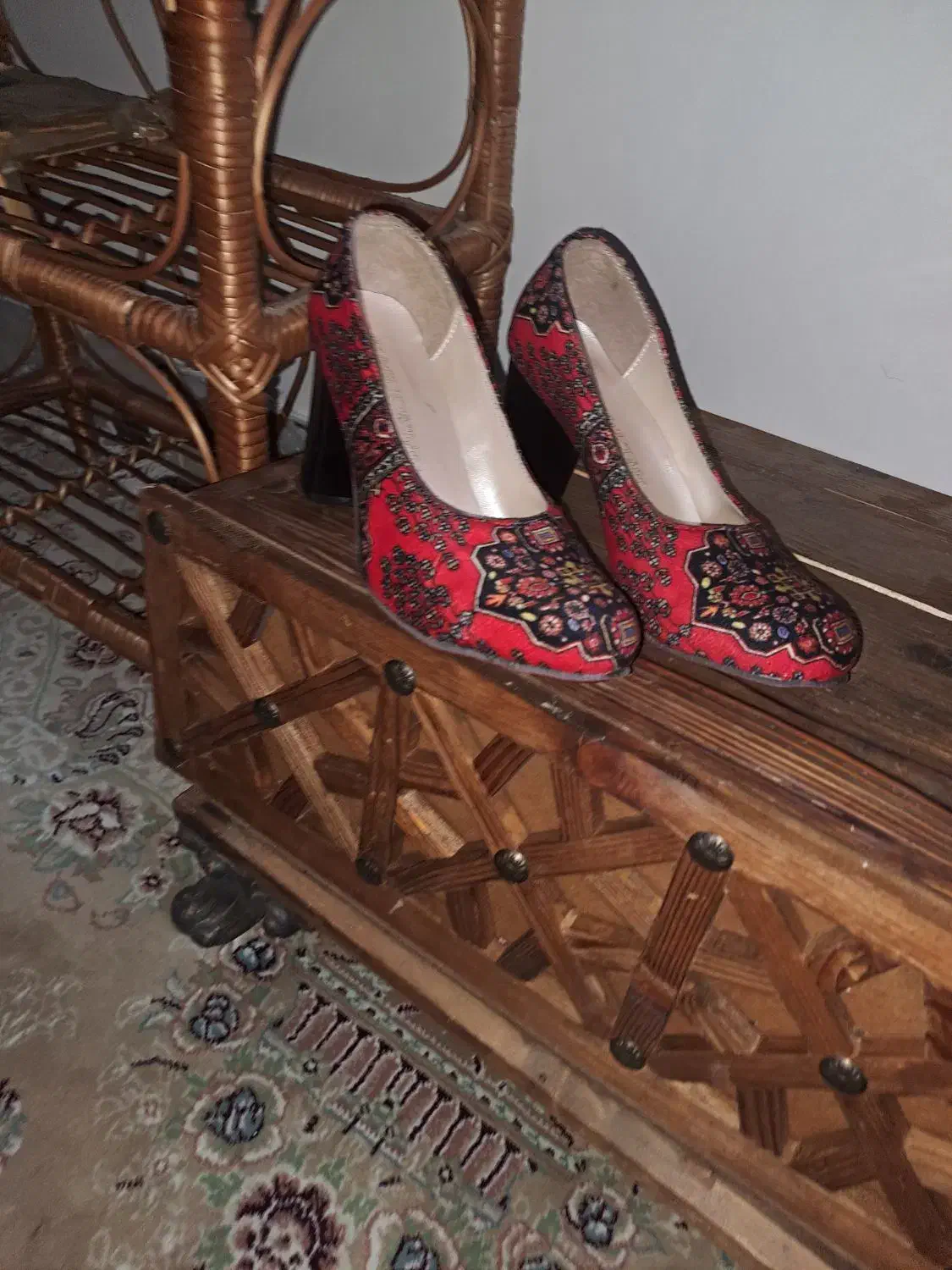 یک جفت کفش مجلسی|کیف، کفش، کمربند|گالیکش, |دیوار