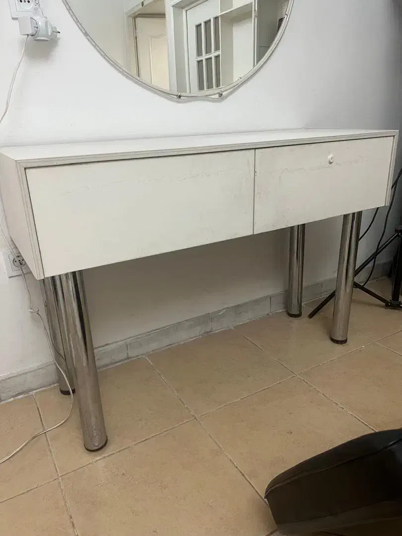 میز آرایشی بدون اینه|مبلمان خانگی و میز عسلی|اصفهان, کوی شهید کشوری|دیوار