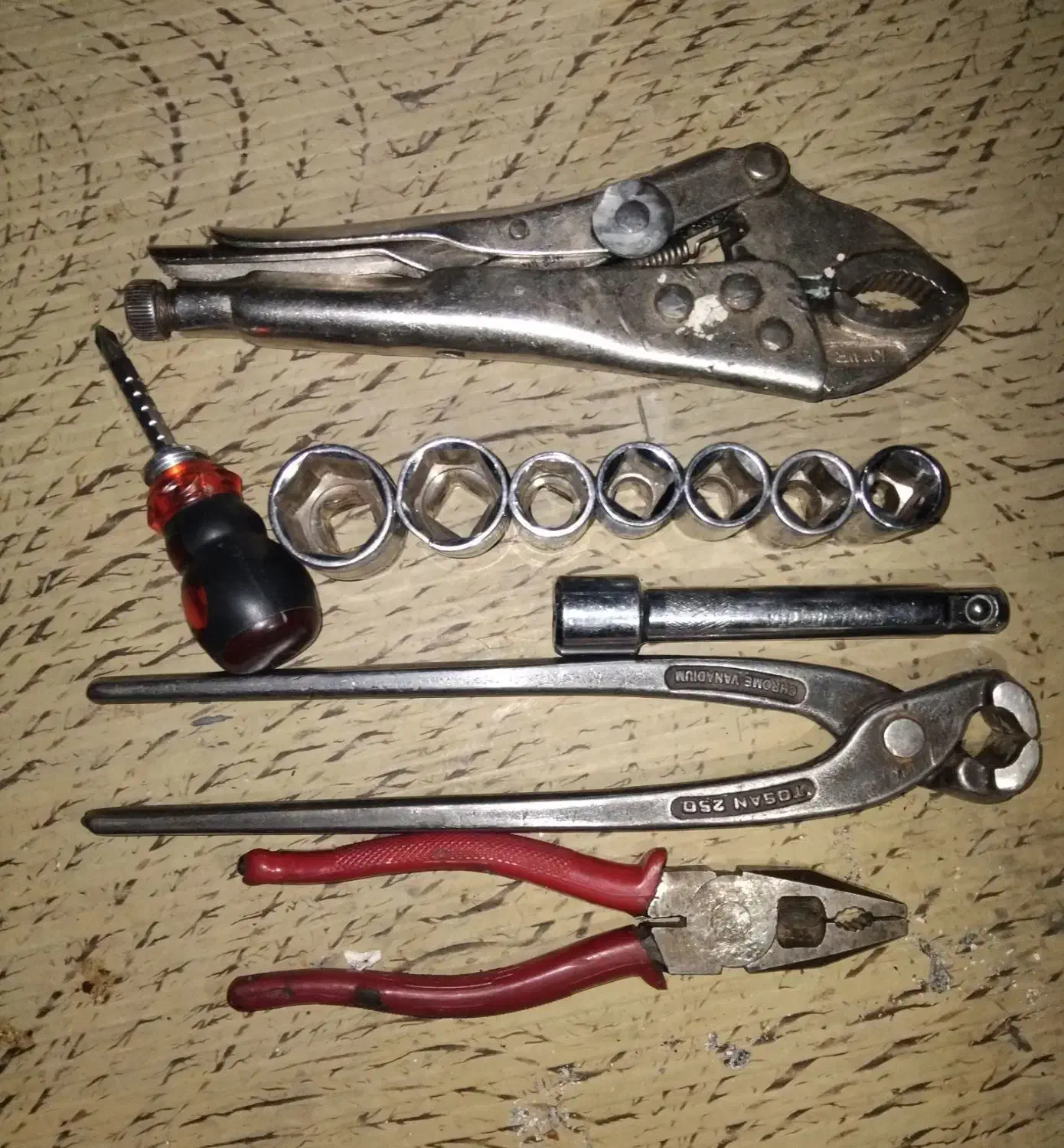 یک عدد قفل کتابی انبرقفلی سیم چین انبردست پیچ گشتی|ابزارآلات|فرخ‌شهر, |دیوار