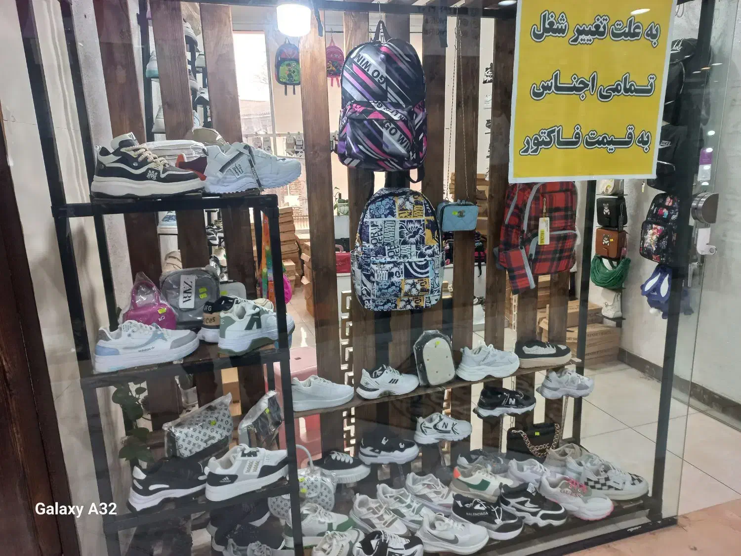 ویترین لباس و استند کتونی|فروشگاه و مغازه|لاهیجان, کوی آزادگان|دیوار