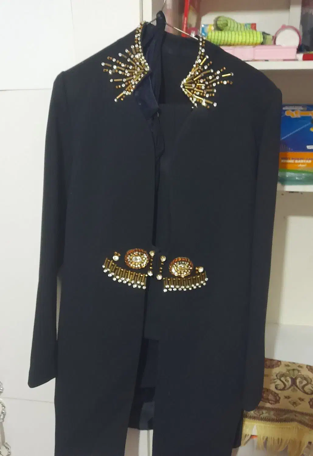 کت شلوارکرپ|لباس|تربتحیدریه, باغ ملی|دیوار