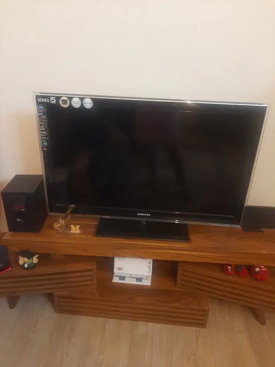 ال سی دی۴۲ اینچ به همراه میز|تلویزیون و پروژکتور|اصفهان, الهیه|دیوار