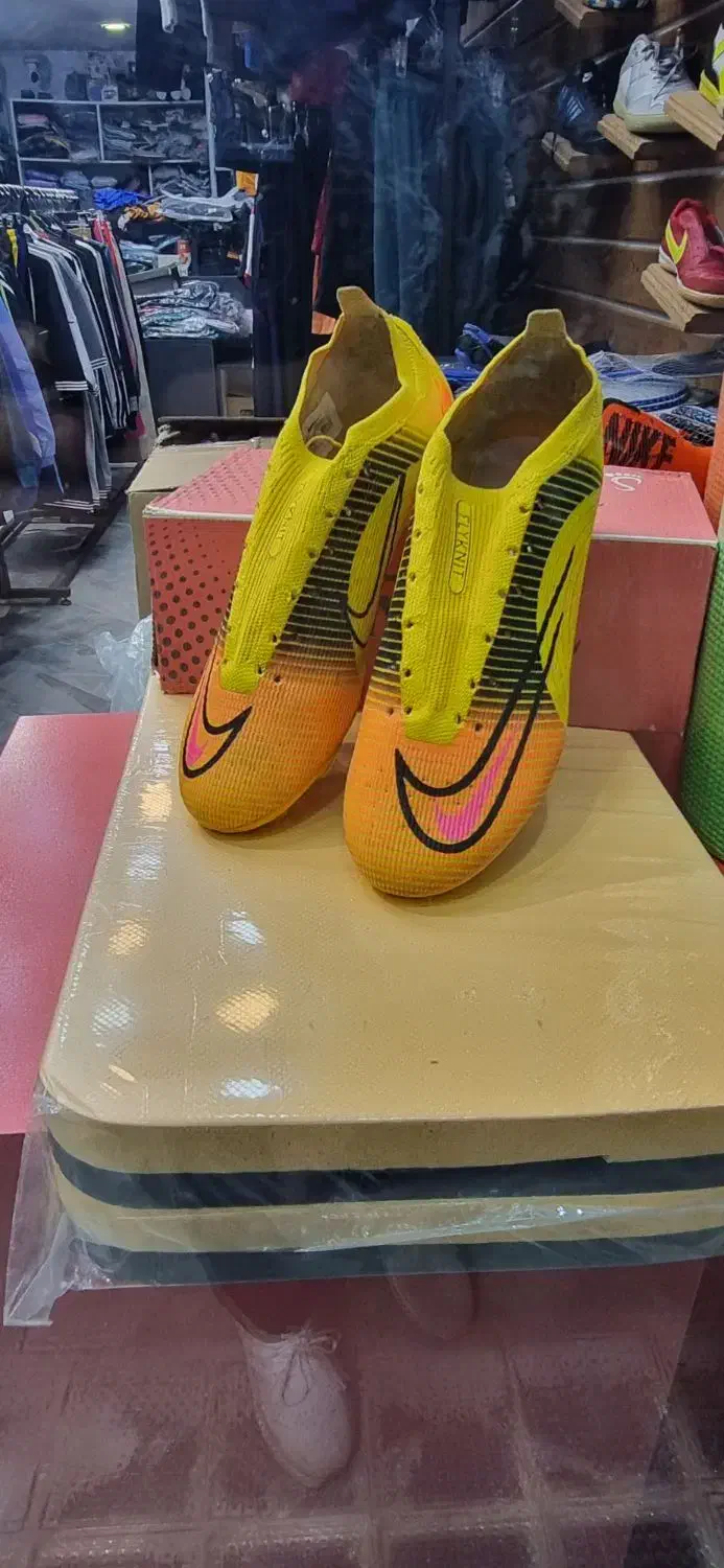 کفش ورزشی|تجهیزات ورزشی|کاشان, باهنر|دیوار