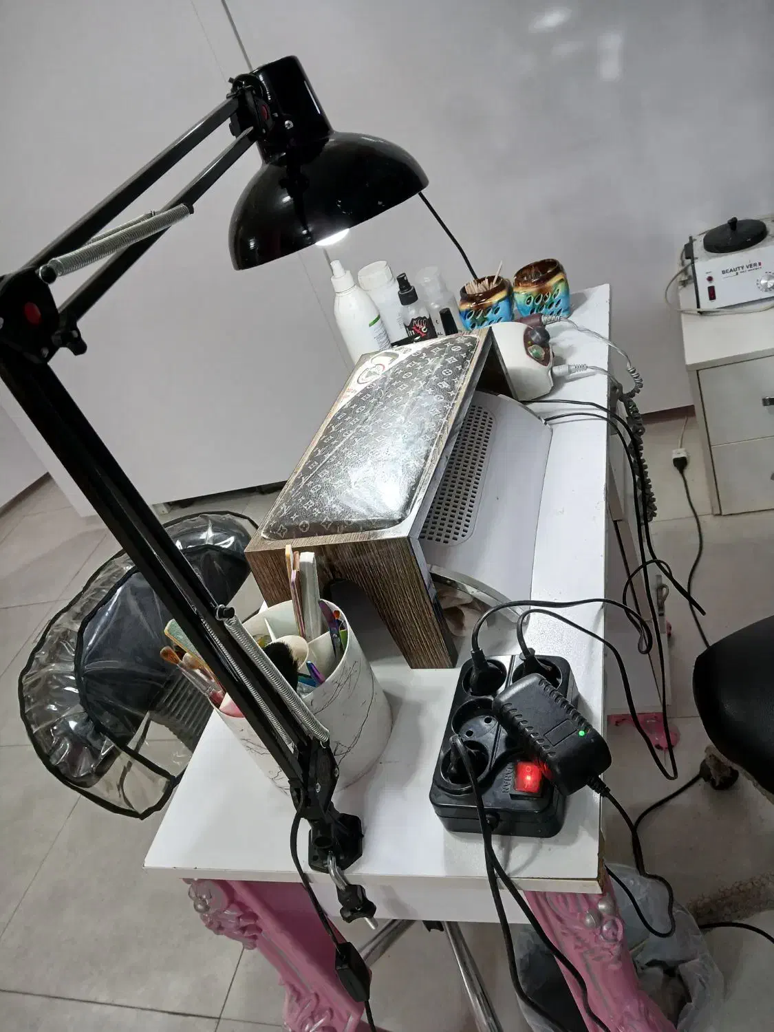 تمام وسایل ناخن صفرتا ۱۰۰ همراه با میز ناخن|آرایشگاه و سالن‌های زیبایی|دزفول, |دیوار