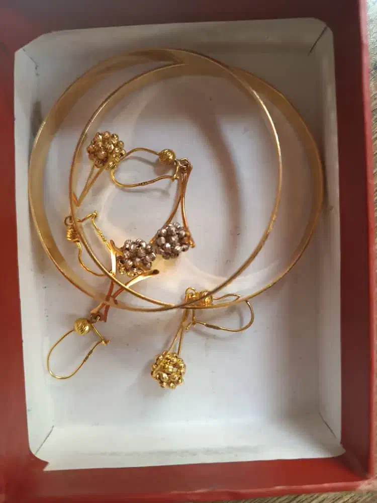 فروش فوری دوتا النگو وگوشواره بچه گانه با فاکتور|جواهرات|بندرعباس, |دیوار