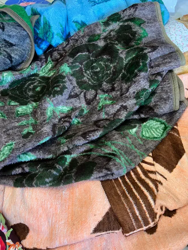 تعدادی پتو و رختخواب|رختخواب، بالش، پتو|بهشهر, |دیوار