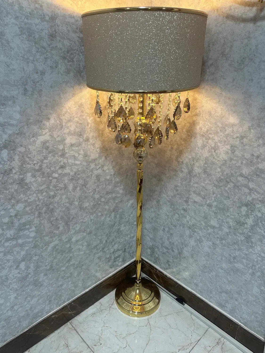 آباژور ایستاده کنارسالنی|چراغ خواب و آباژور|بندر ماهشهر, |دیوار