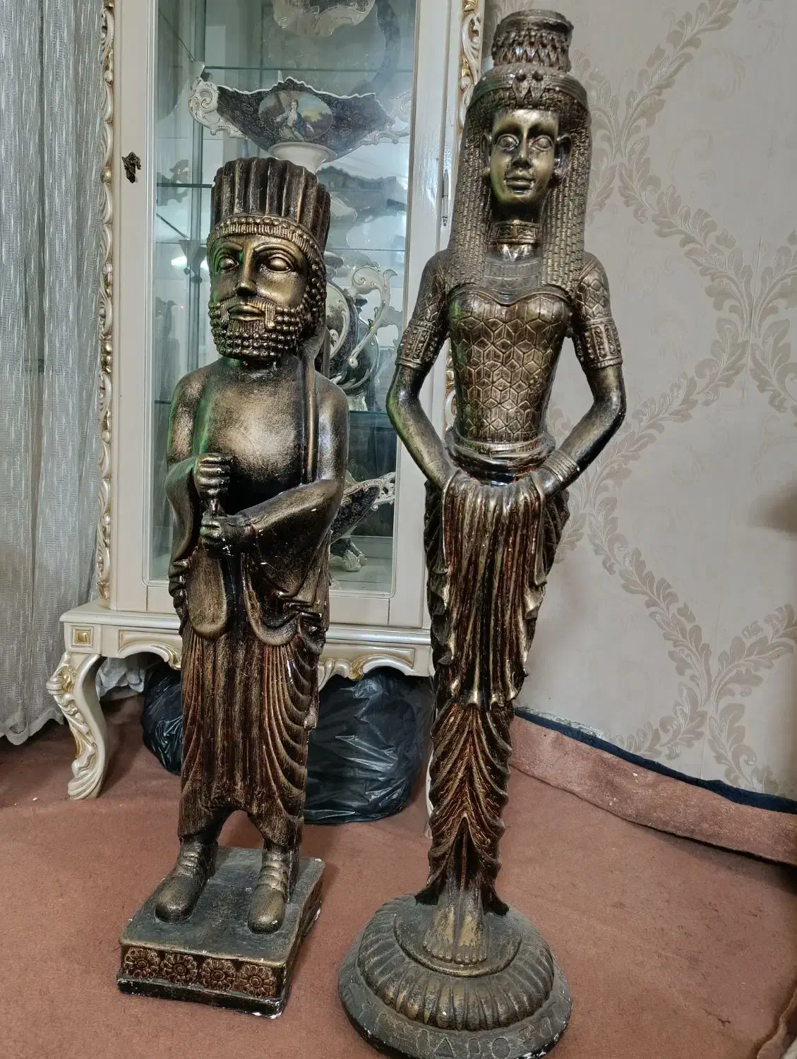 شاه و ملکه|کلکسیون اشیاء عتیقه|مشهد, کارمندان دوم|دیوار