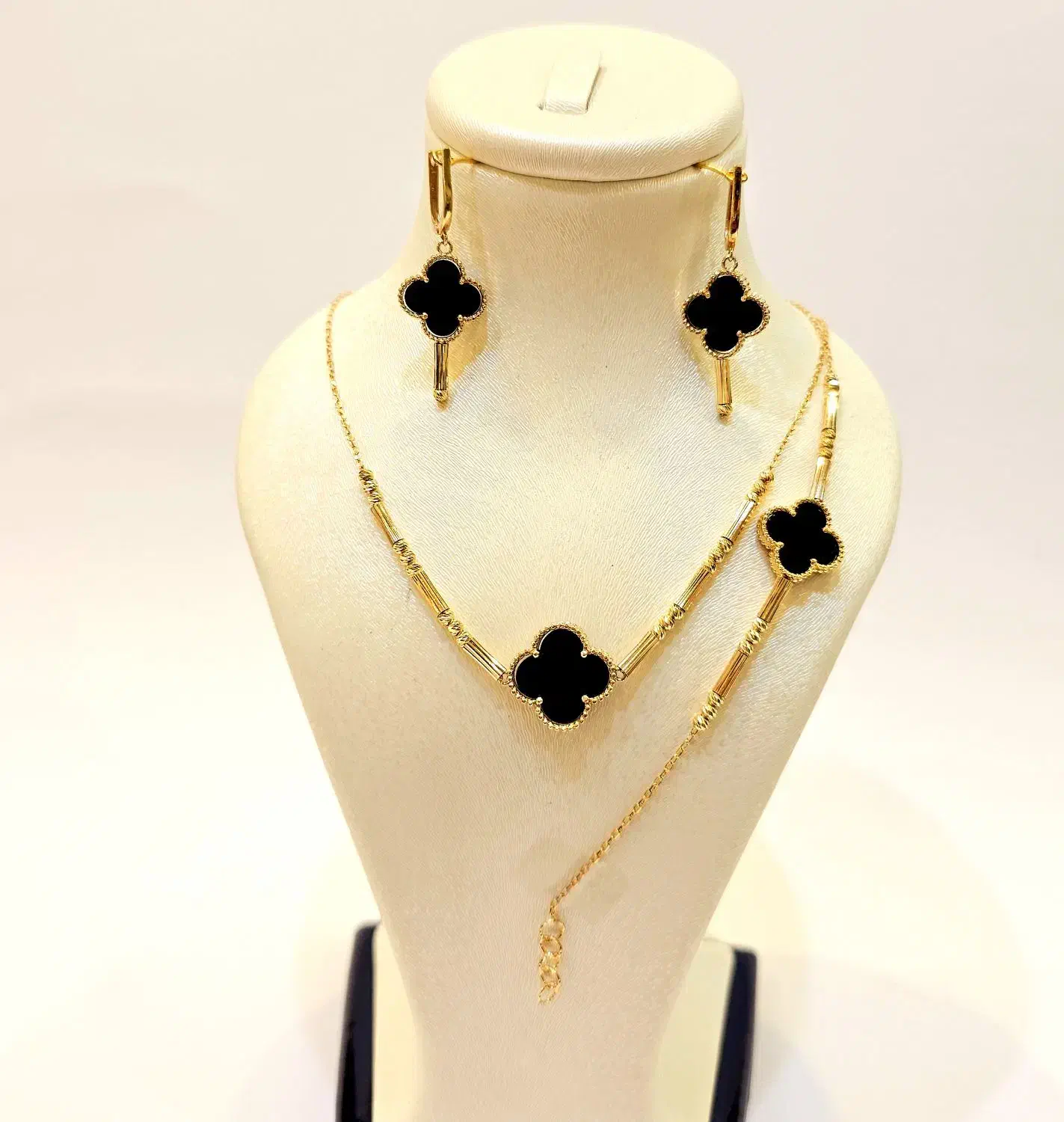 سرویس طلا ونکلیف مشکی گردنبند دستبند گوشواره|جواهرات|مشهد, ده دی|دیوار