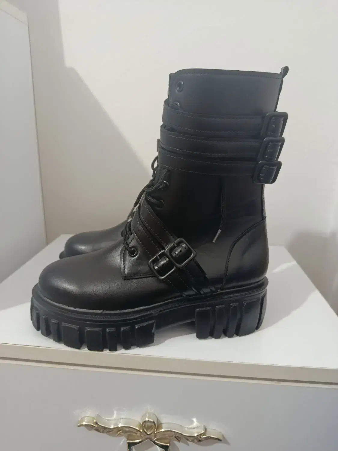 کفش|کیف، کفش، کمربند|چوار, |دیوار