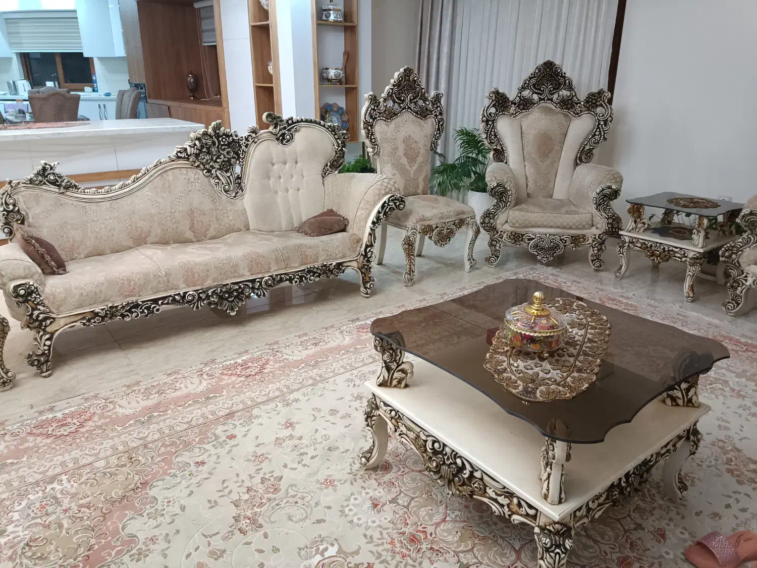 فروش مبل سلطنتی ۱۲ نفره همراه میز عسلی|مبلمان خانگی و میز عسلی|بابل, |دیوار