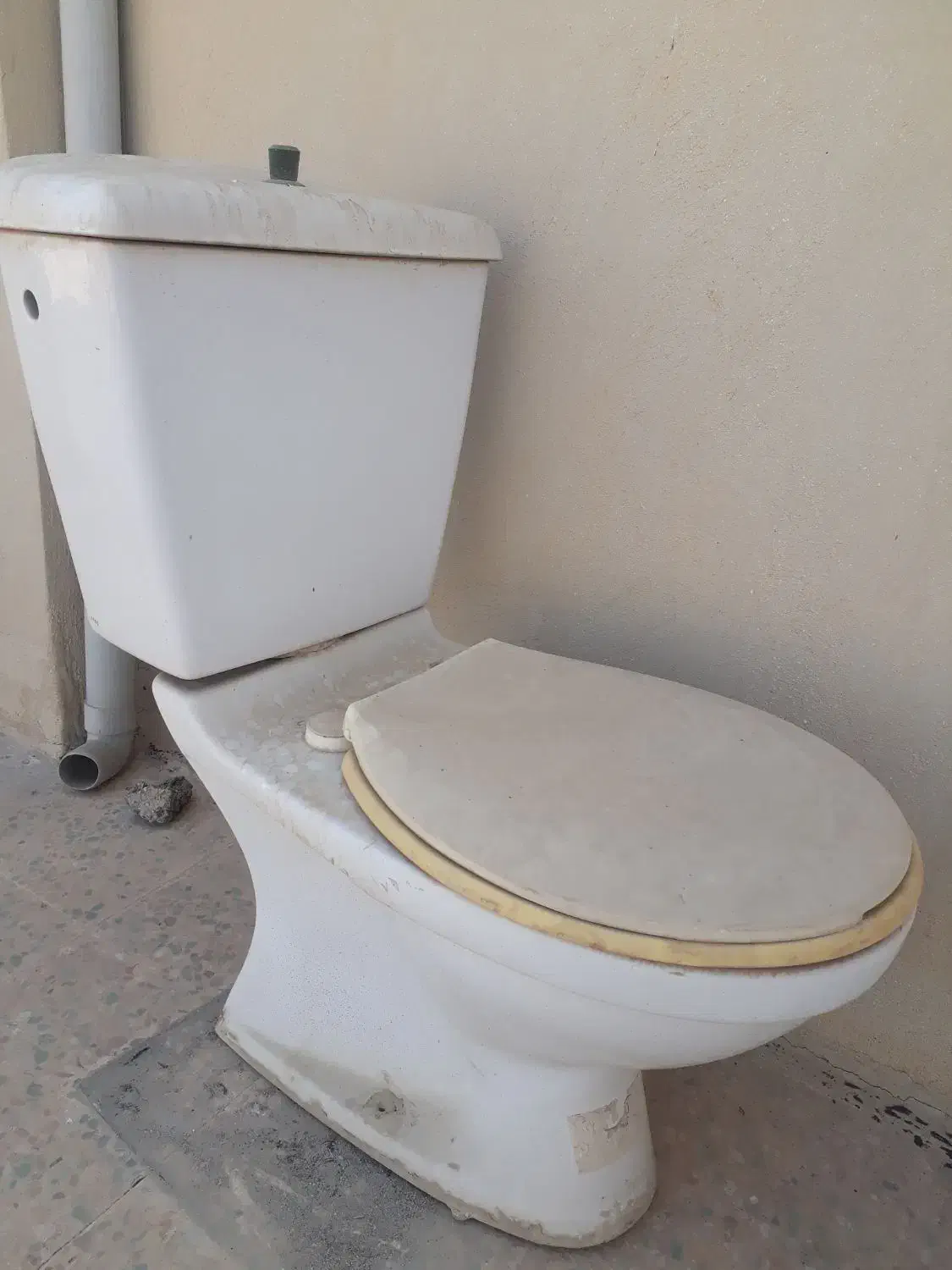 یه جفت صندلی و یه عدد سنگ‌توالت فرنگی|صندلی و نیمکت|بندر امام خمینی, |دیوار